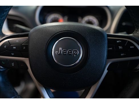 Used 2018 Jeep Cherokee Latitude w/ Altitude Package AWD/4WD image 18