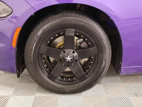 Used 2018 Dodge Charger SXT image 16