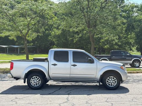 Used 2019 Nissan Frontier SV AWD/4WD image 4