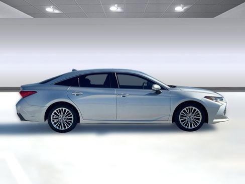 Used 2019 Toyota Avalon Limited image 8
