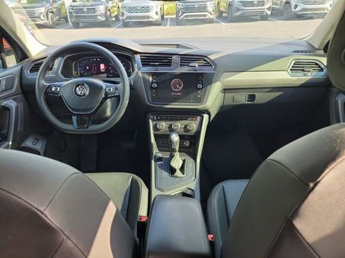 Used 2020 Volkswagen Tiguan SE image 2