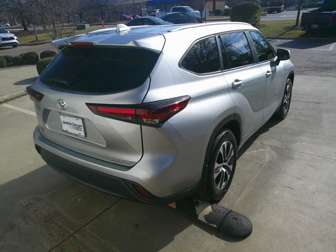 Used 2024 Toyota Highlander XLE image 12