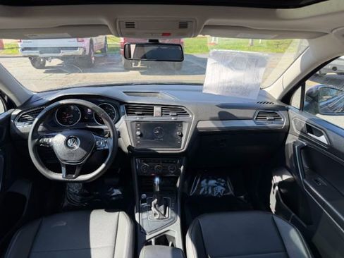Used 2021 Volkswagen Tiguan SE w/ Panoramic Sunroof Package image 13