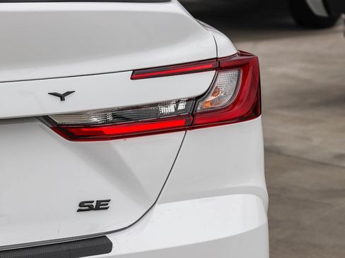 New 2026 Toyota Camry Hybrid FWD image 8
