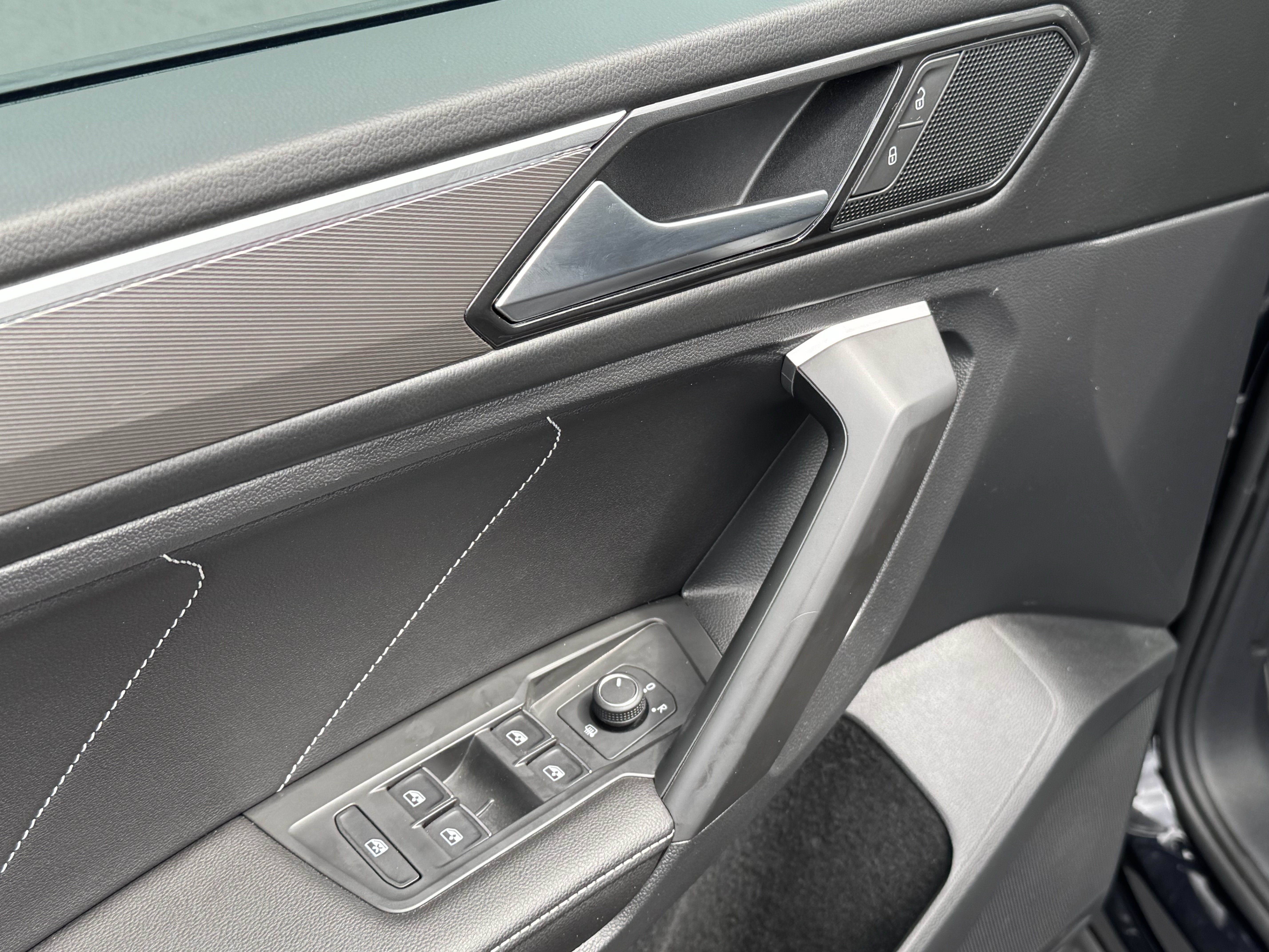 Certified 2023 Volkswagen Tiguan SE R-Line FWD image 13