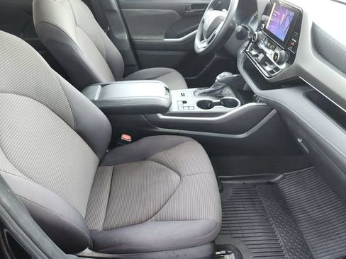 Used 2024 Toyota Highlander LE AWD/4WD image 11