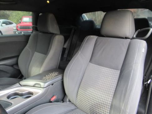 Used 2019 Dodge Challenger SXT image 14