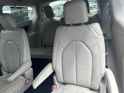 Used 2020 Chrysler Pacifica Touring-L Plus w/ Tire & Wheel Group FWD image 11