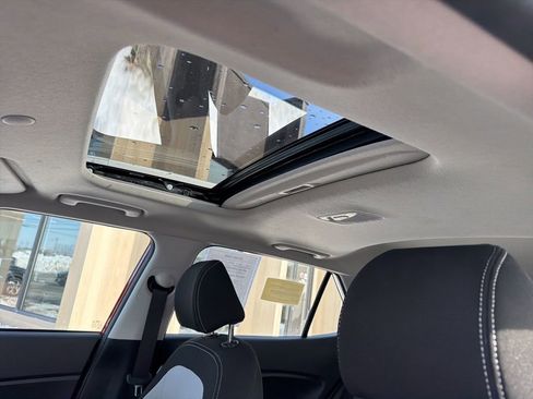 Used 2022 Hyundai Venue SEL w/ Cargo Package image 11