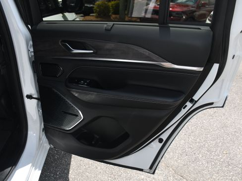 Used 2022 Jeep Grand Cherokee Overland w/ Luxury Tech Group IV RWD image 22
