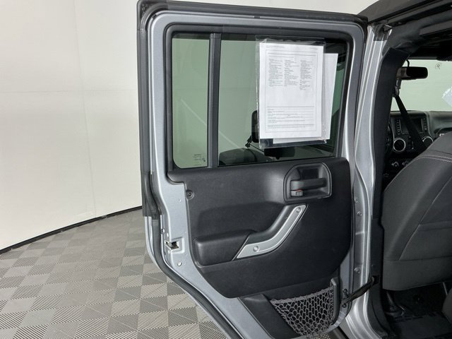 Used 2015 Jeep Wrangler Unlimited Rubicon w/ Connectivity Group AWD/4WD image 21