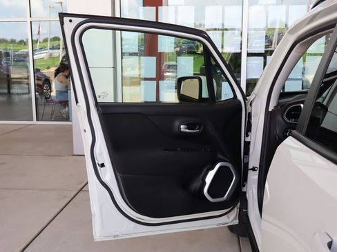 Used 2019 Jeep Renegade Latitude FWD image 13