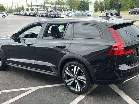 Certified 2025 Volvo V60 B5 Cross Country Plus AWD/4WD image 4