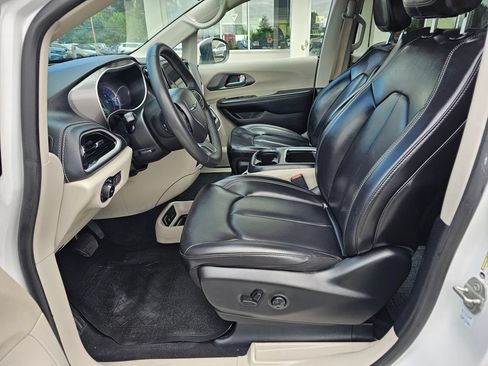 Used 2023 Chrysler Pacifica Touring-L FWD image 18