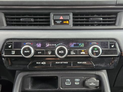 Used 2025 Honda Pilot TrailSport image 18