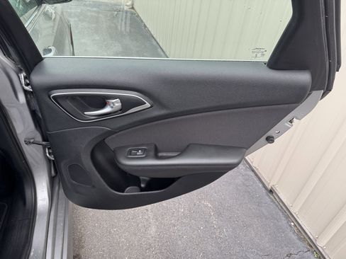 Used 2015 Chrysler 200 Limited image 29