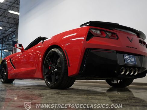 Used 2019 Chevrolet Corvette Stingray Convertible w/ Carbon Flash Badge Package image 31