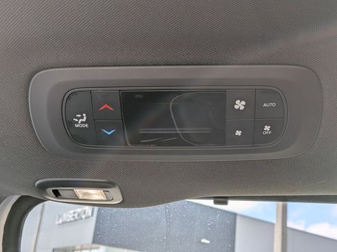 Used 2025 Chrysler Pacifica Limited FWD image 29
