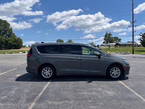 Used 2023 Chrysler Pacifica Touring-L FWD image 6
