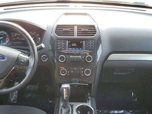 Used 2018 Ford Explorer XLT image 29