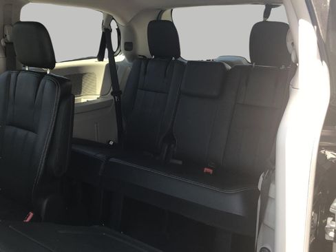 Used 2016 Chrysler Town & Country LX FWD image 21