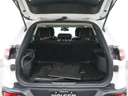 Used 2018 Jeep Cherokee Trailhawk w/ Cold Weather Group image 15