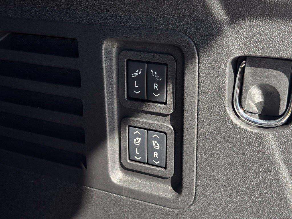 New 2027 Chevrolet Traverse RS w/ LPO, Floor Liner Package FWD image 19