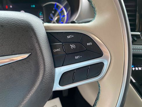 Used 2018 Chrysler Pacifica Limited FWD image 67