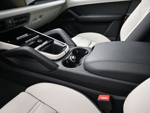 Used 2025 Porsche Cayenne Coupe image 22