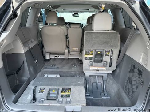 Used 2018 Toyota Sienna XLE image 19