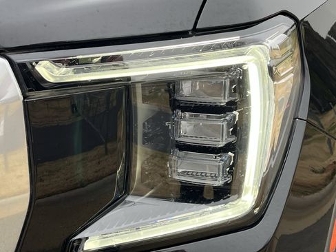 Used 2021 GMC Yukon Denali w/ Denali Premium Package image 12