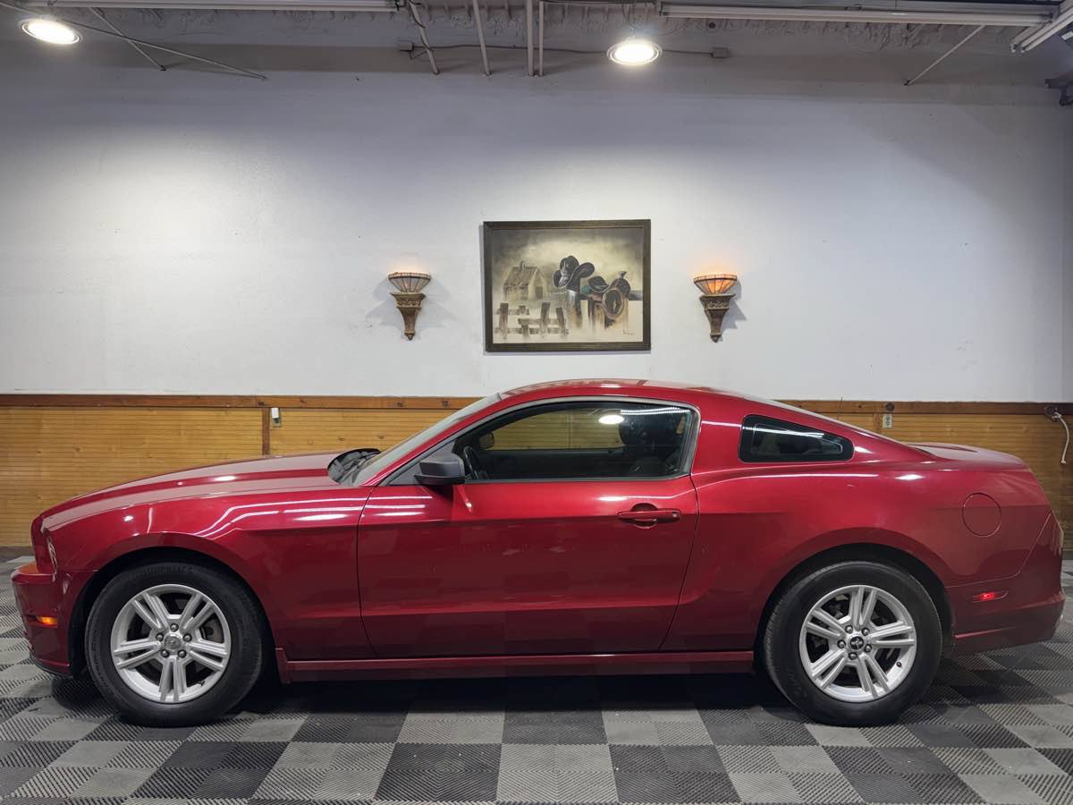 Used 2013 Ford Mustang Coupe RWD image 2