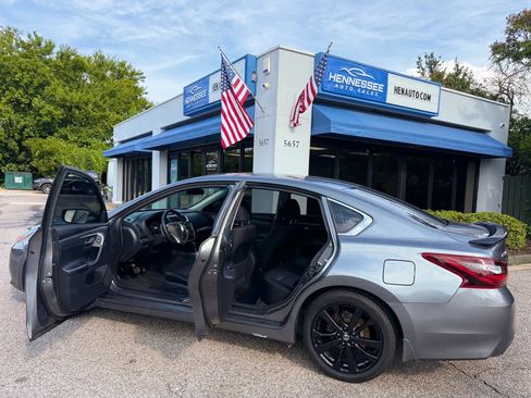 Used 2017 Nissan Altima 2.5 SR w/ Midnight Edition Package FWD image 13