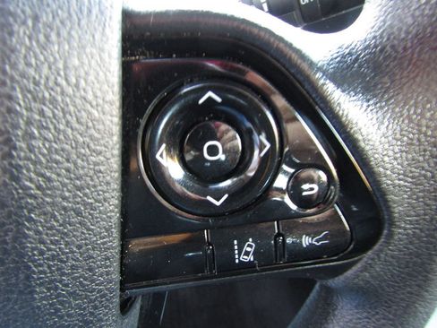 Used 2022 Toyota Prius LE image 7