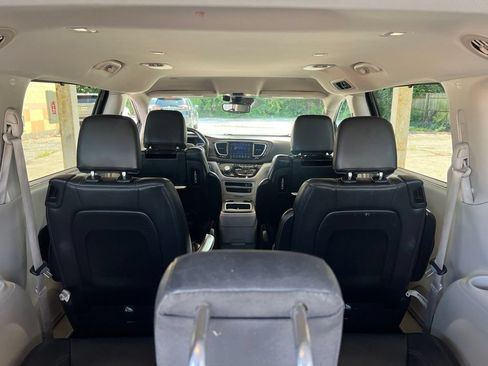 Used 2017 Chrysler Pacifica Touring-L Plus w/ Advanced Safetytec Group FWD image 12