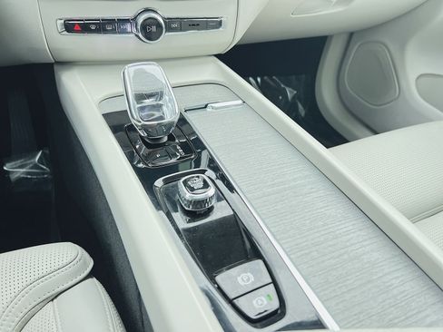 Used 2023 Volvo XC60 B5 Ultimate w/ Climate Package image 22