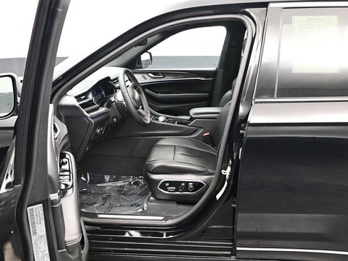 Used 2023 Jeep Grand Cherokee Overland w/ Luxury Tech Group IV AWD/4WD image 5