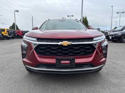 Used 2025 Chevrolet Trax LT w/ Sunroof Package FWD image 8