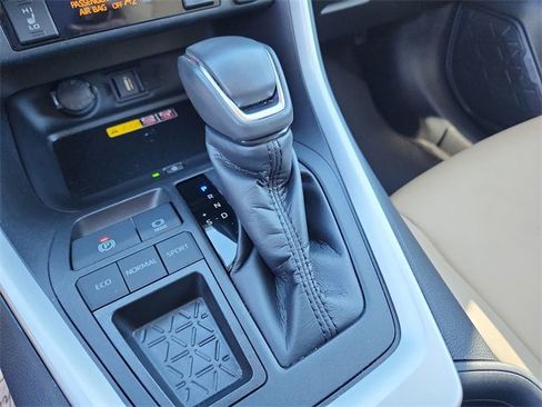 Used 2022 Toyota RAV4 XLE Premium image 26