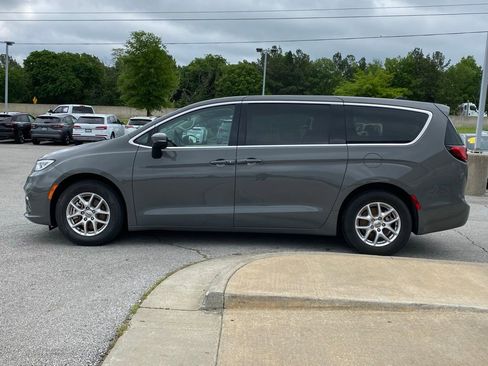 Used 2023 Chrysler Pacifica Touring-L FWD image 4