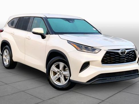Used 2021 Toyota Highlander L FWD image 3