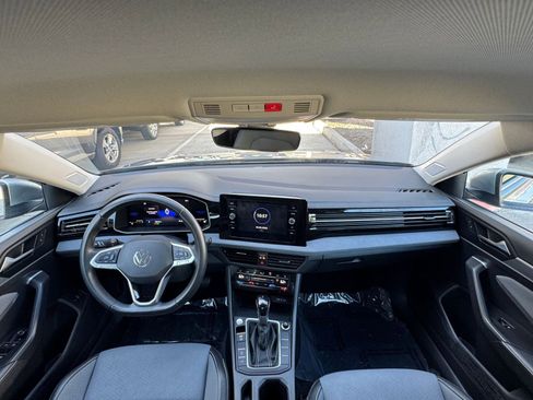 Used 2025 Volkswagen Jetta SE image 33