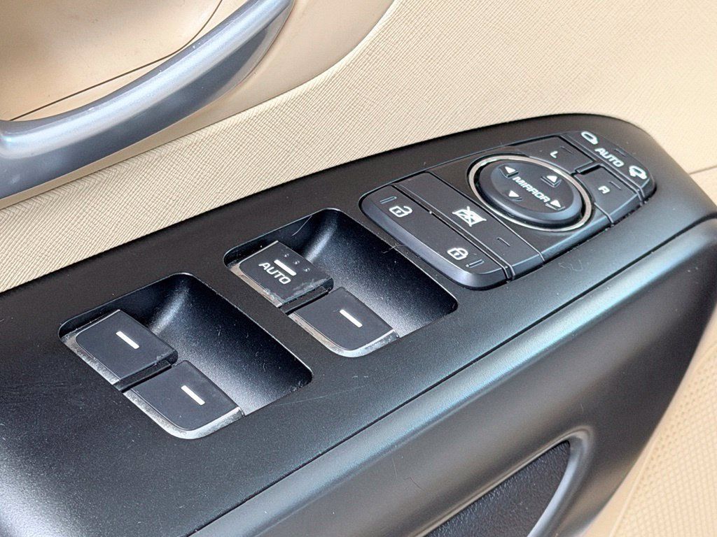 Used 2017 Kia Sedona LX FWD image 11