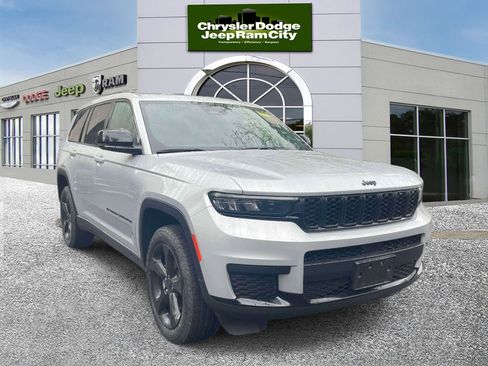 Used 2023 Jeep Grand Cherokee L Laredo AWD/4WD image 4