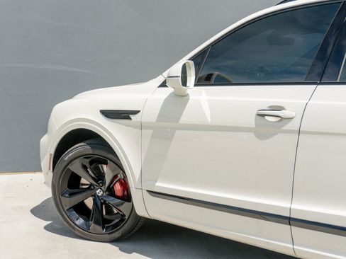 Used 2023 Bentley Bentayga image 45