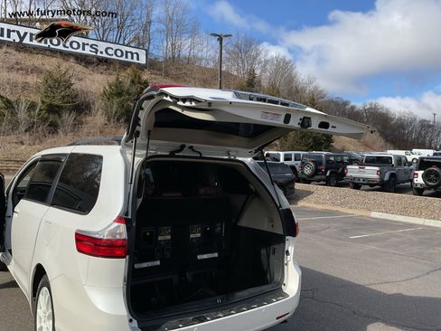 Used 2015 Toyota Sienna Limited image 30