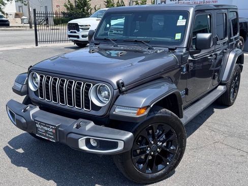 Used 2025 Jeep Wrangler Unlimited Sahara AWD/4WD image 3