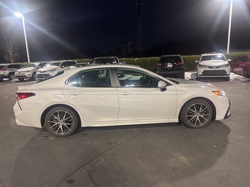 Used 2023 Toyota Camry SE image 5