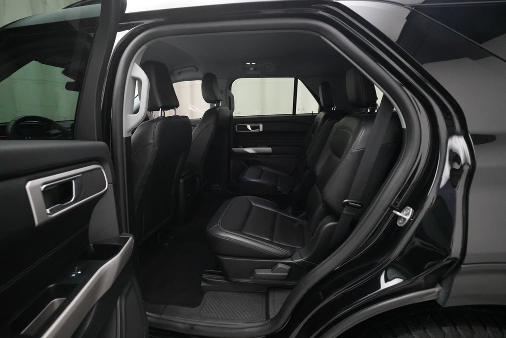 Used 2023 Ford Explorer XLT AWD/4WD image 16