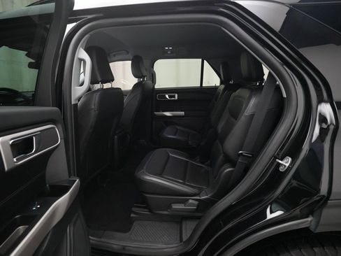 Used 2023 Ford Explorer XLT AWD/4WD image 16